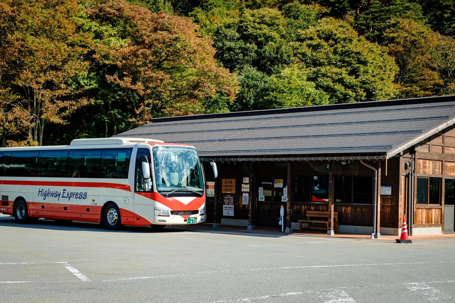 shirakawa, gif, Japan - oktober 2022 - shirakawago toerist bus centrum gedurende vallen gebladerte in de herfst seizoen met weinig toeristen na covid situatie. foto