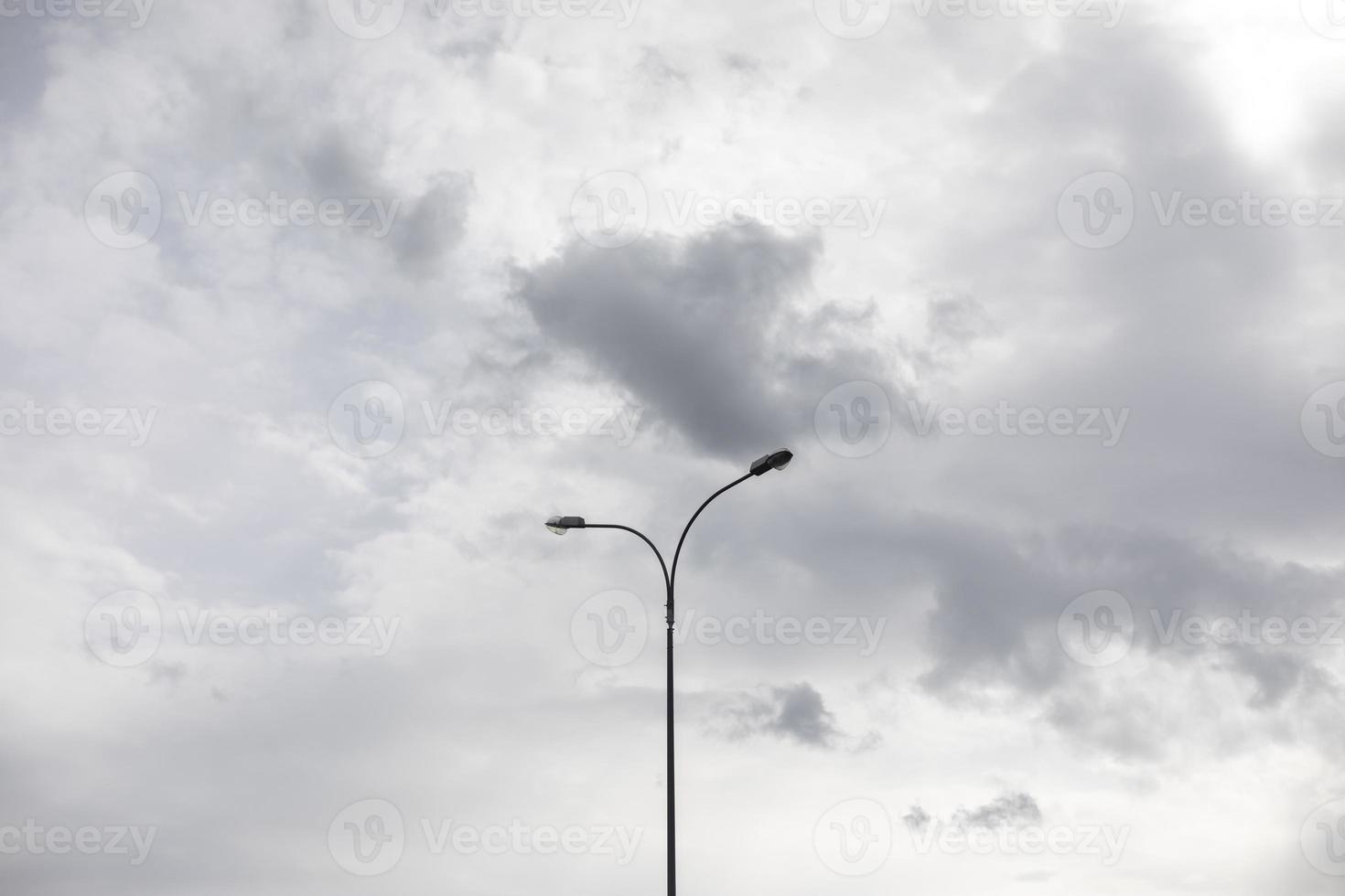 licht pool tegen lucht. hemel- landschap in bewolkt het weer. foto