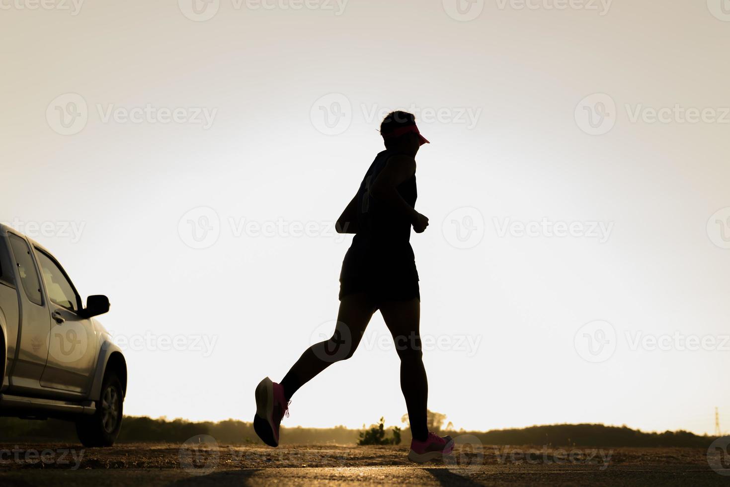 de silhouet van een Mens rennen Bij zonsondergang foto