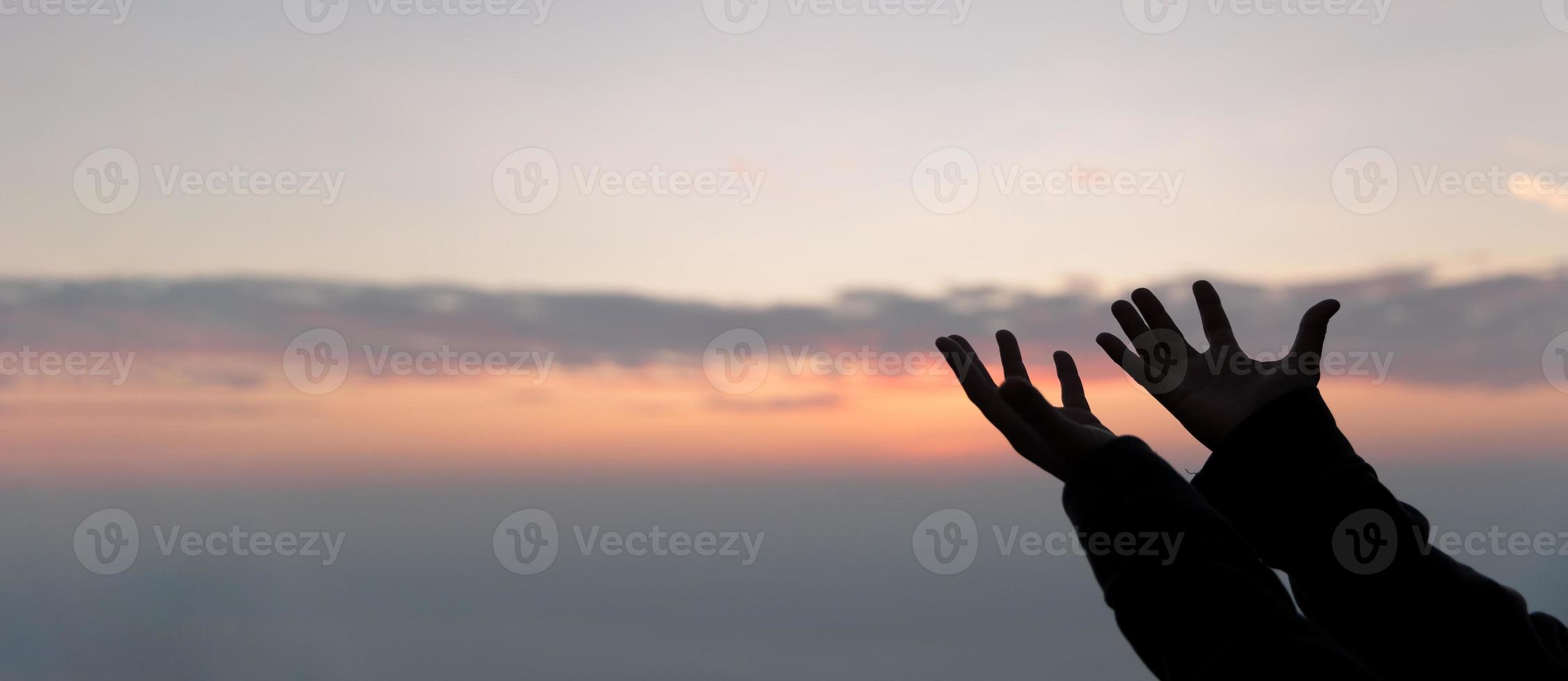 silhouet van vrouw hand- bidden geestelijkheid en geloof, vrouw aanbidden naar god. banier met kopiëren ruimte. religieus mensen zijn vernederen naar god. christenen hebben hoop geloof en geloof in god. foto