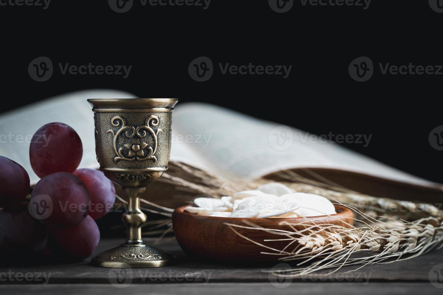 concept van Eucharistie of heilig gemeenschap van Christendom. Eucharistie is sacrament ingesteld door Jezus. gedurende laatste avondmaal met discipelen. brood en wijn is lichaam en bloed van Jezus Christus van christenen. foto