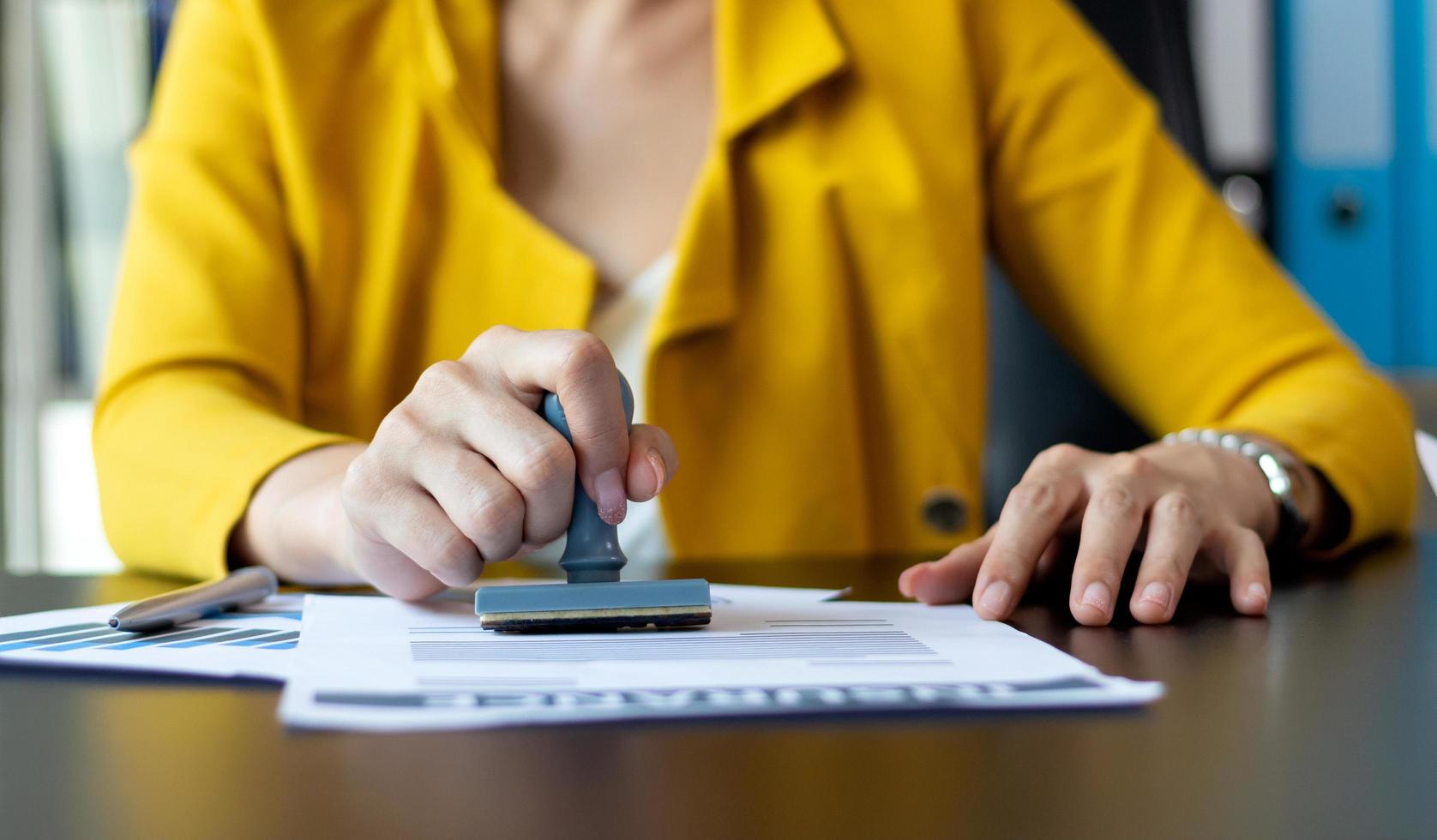 vrouw afstempelen van een document foto