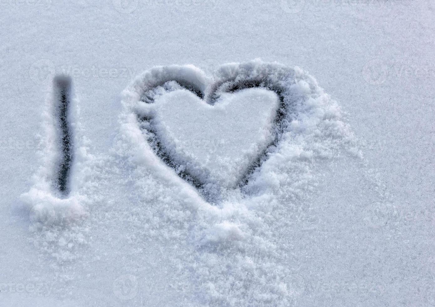 ik liefde, getrokken in de sneeuw foto