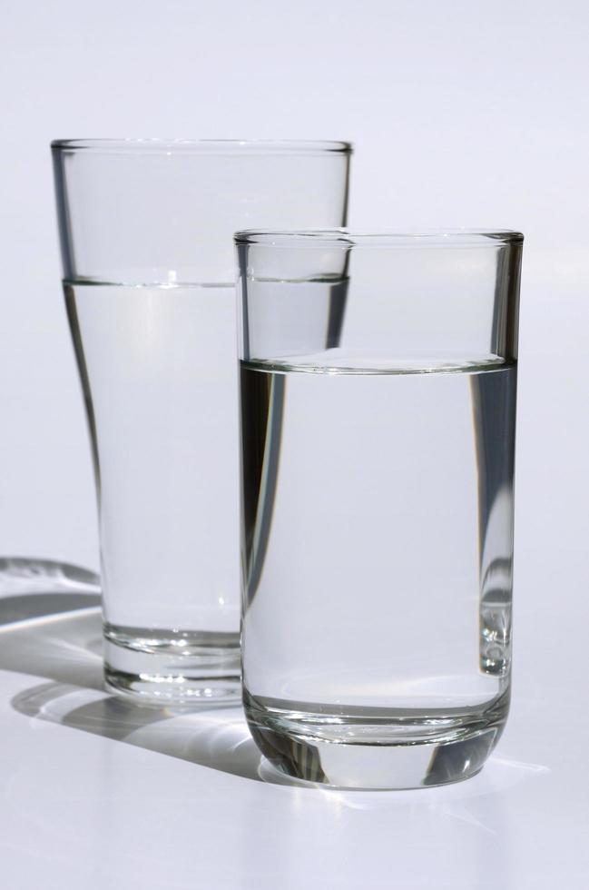 glas van drinken water Aan Doorzichtig wit achtergrond foto