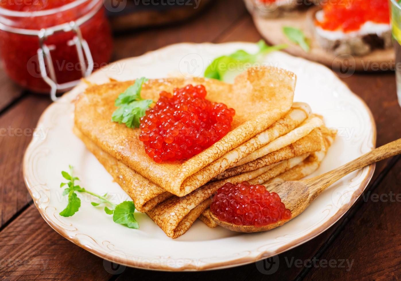 pannekoeken met rood kaviaar Aan bord. Russisch keuken. maslenitsa foto