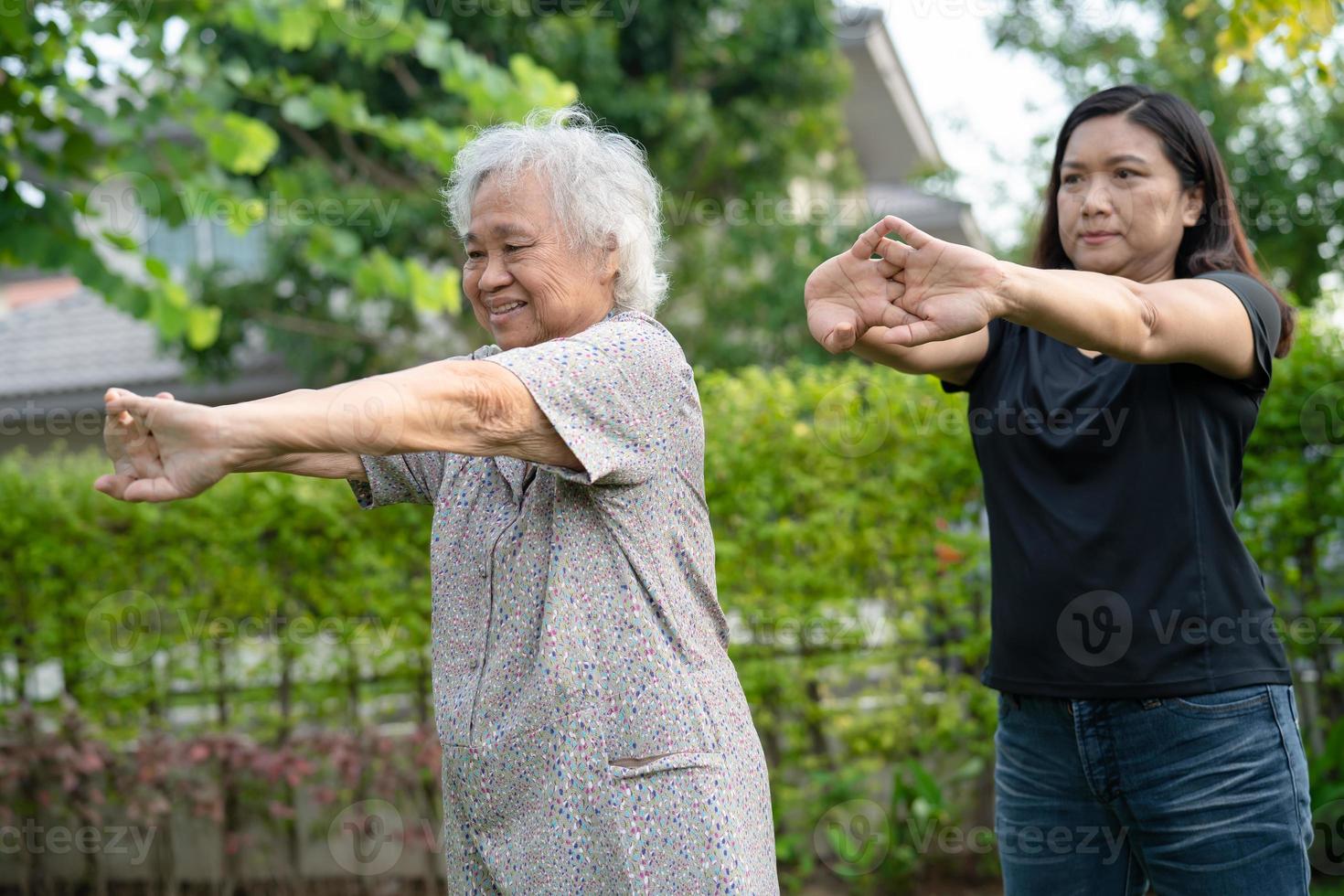 Aziatische senior of oudere oude dame vrouw patiënt oefening met gelukkig vers genieten in het park, gezond sterk medisch concept foto