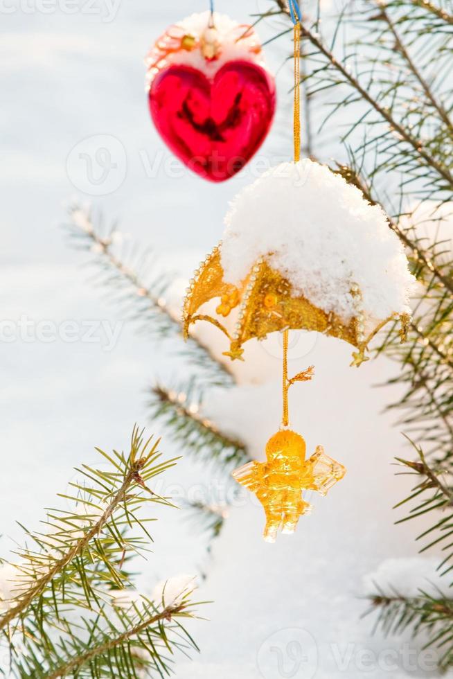 Kerstmis boom decoraties Aan boom onder sneeuw buitenshuis foto