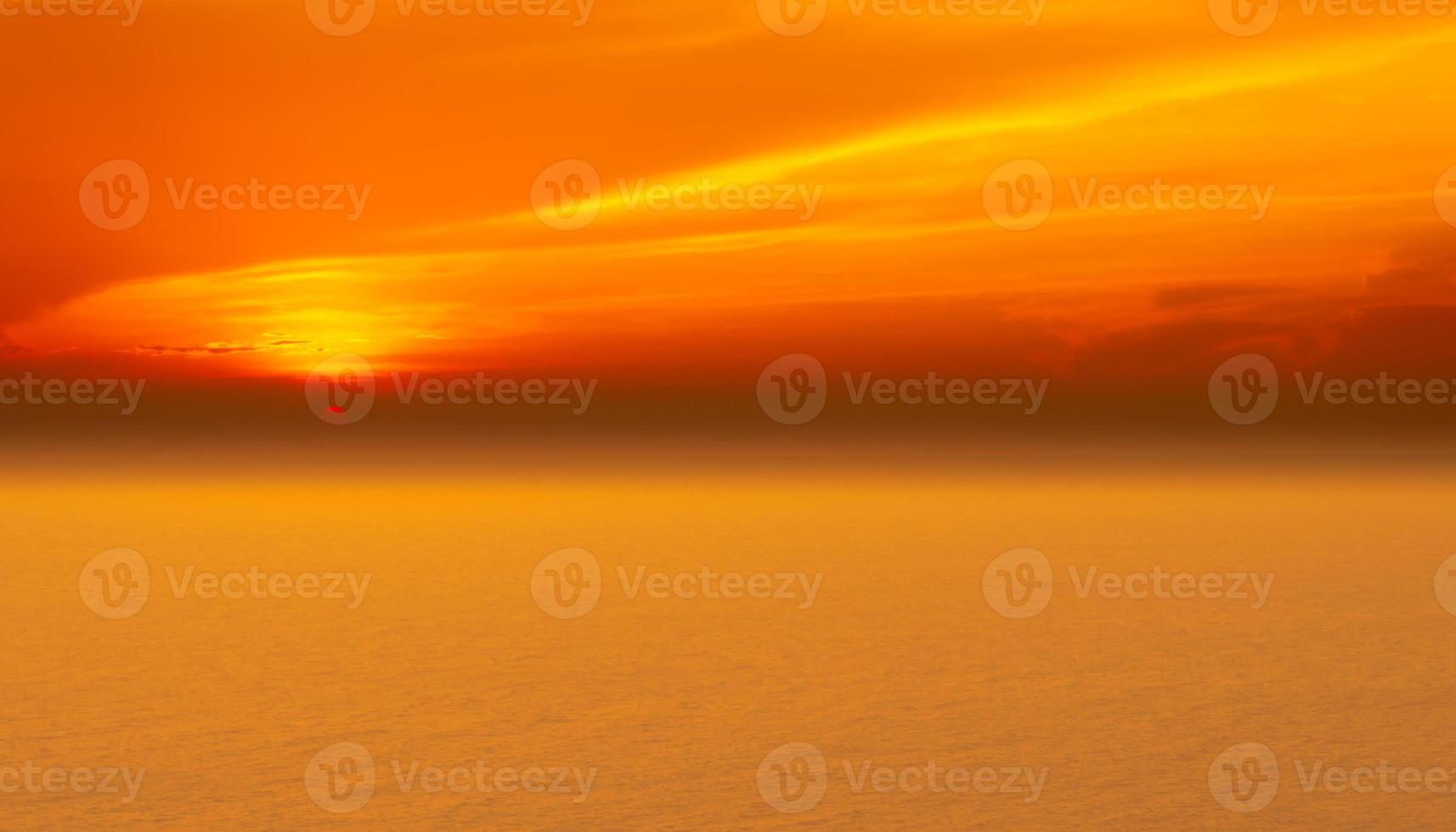 zeegezichten van mooi zonsondergang Aan de zee strand met oranje lucht Aan vakantie foto