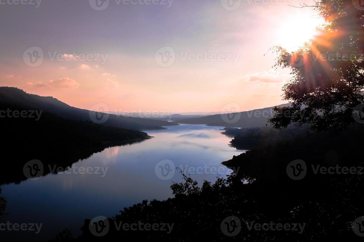 mooi natuurlijk landschap berg en rivier- keer bekeken lucht Bij zonsondergang foto