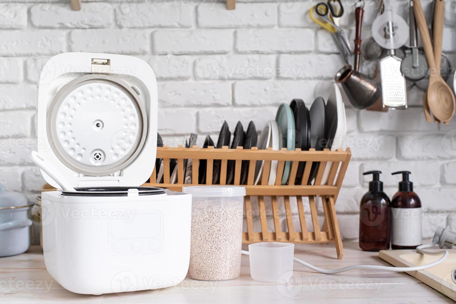 elektrisch rijst- kookplaat Aan houten aanrechtblad in de keuken foto