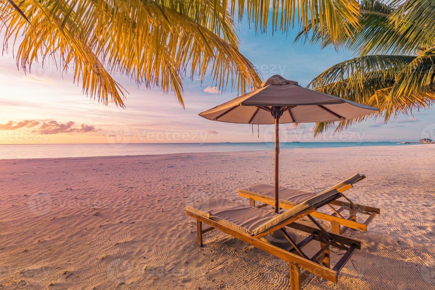 verbazingwekkend vakantie strand. paar stoelen samen door de zee spandoek. zomer romantisch vakantie huwelijksreis concept. tropisch eiland landschap. rustig kust panorama, kom tot rust zand kust horizon, palm bladeren foto