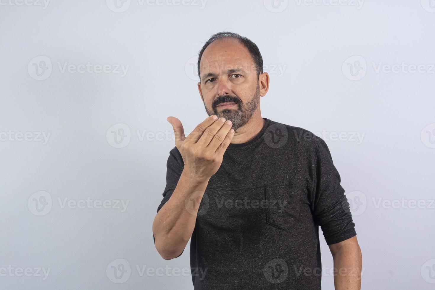 portret van senior zakenman maken teken van wezen hongerig foto