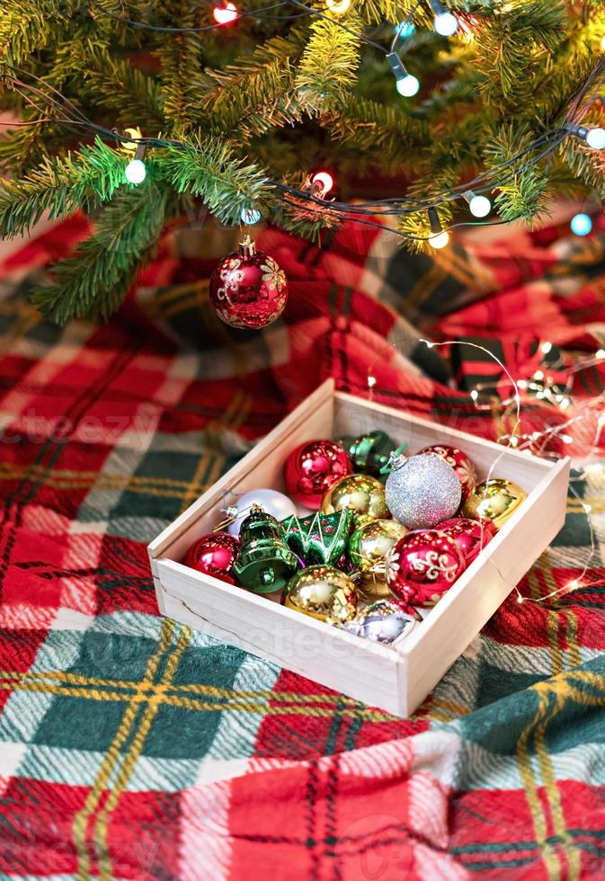 decoraties voor Kerstmis boom , zilver en rood ballen slingers lichten Aan rood groen achtergrond vakantie huis decor speelgoed- foto