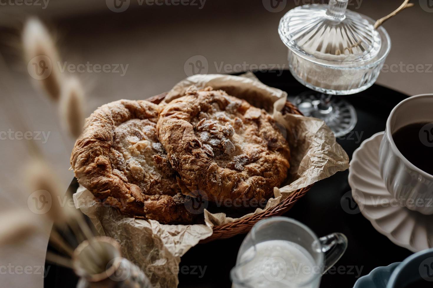 esthetisch ontbijt. melk koffie, melk thee, suiker, amandel, amandel taarten, koekjes, marsepeinen en pufjes. Brits ontbijt in een knus huis. herfst humeur. foto