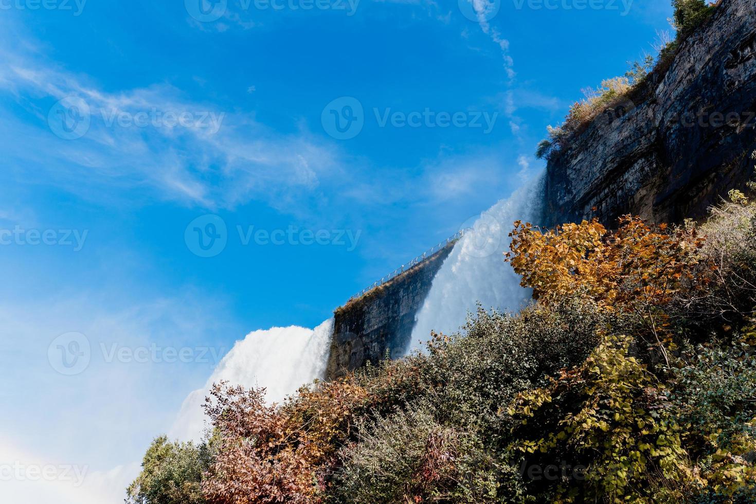 Niagara valt van de Amerikaans en Canadees kanten. regenboog over- de waterval. de meest populair toerist plaats. stormachtig rivier- dat stromen in de meer. foto