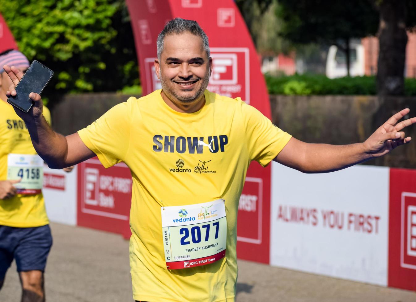 nieuw Delhi, Indië - oktober 16 2022 - vedanta Delhi voor de helft marathon ras na covid in welke marathon deelnemers over naar kruis de af hebben lijn, Delhi voor de helft marathon 2022 foto