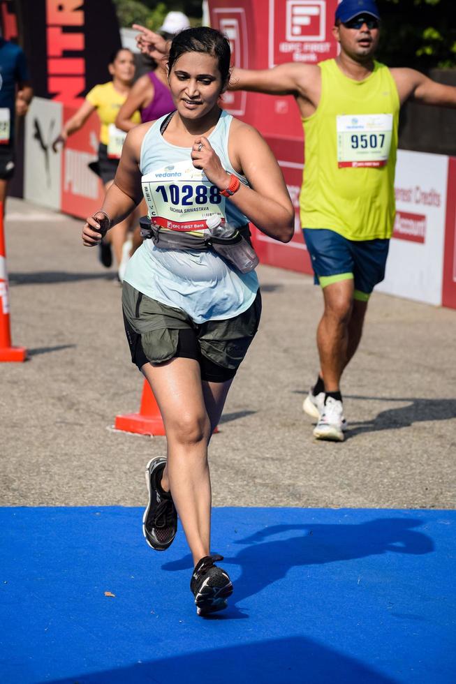 nieuw Delhi, Indië - oktober 16 2022 - vedanta Delhi voor de helft marathon ras na covid in welke marathon deelnemers over naar kruis de af hebben lijn, Delhi voor de helft marathon 2022 foto