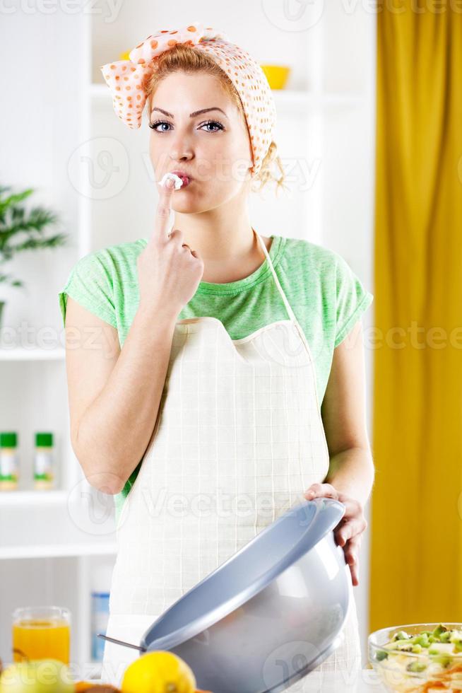 jong vrouw in een keuken foto
