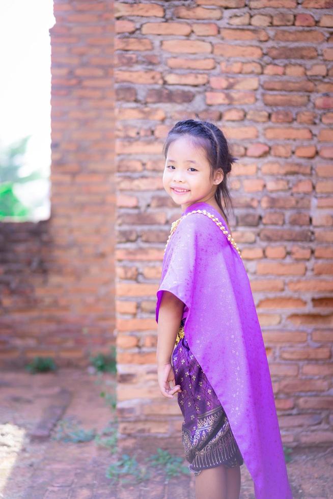 klein Aziatisch meisje in Thaise periodekleding foto