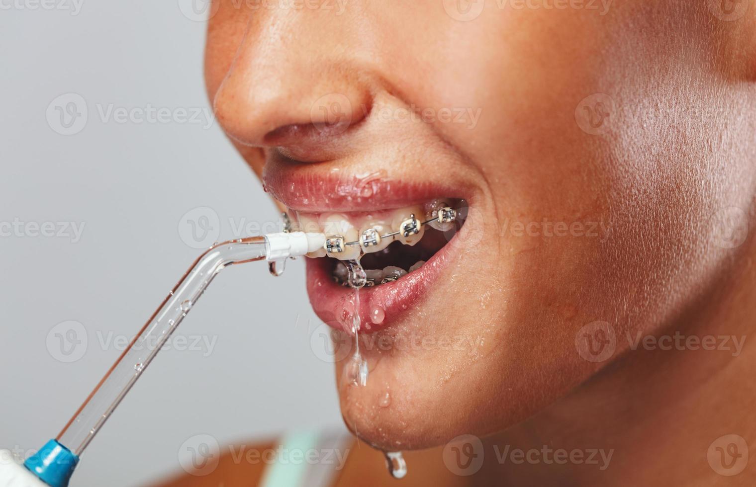 poetsen tanden met water flosser foto