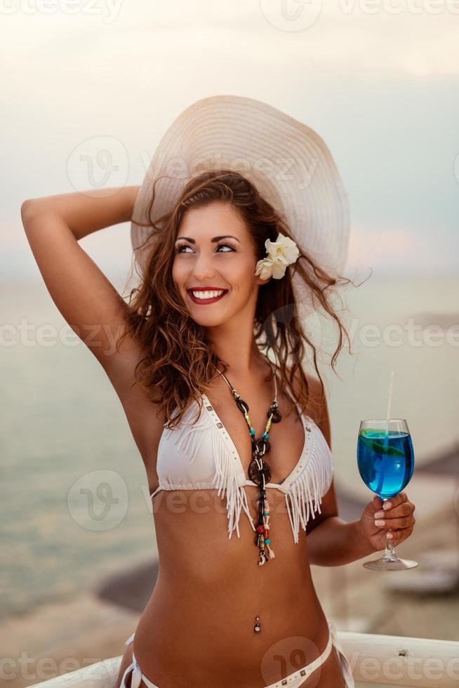 genieten van cocktail Aan de strand foto