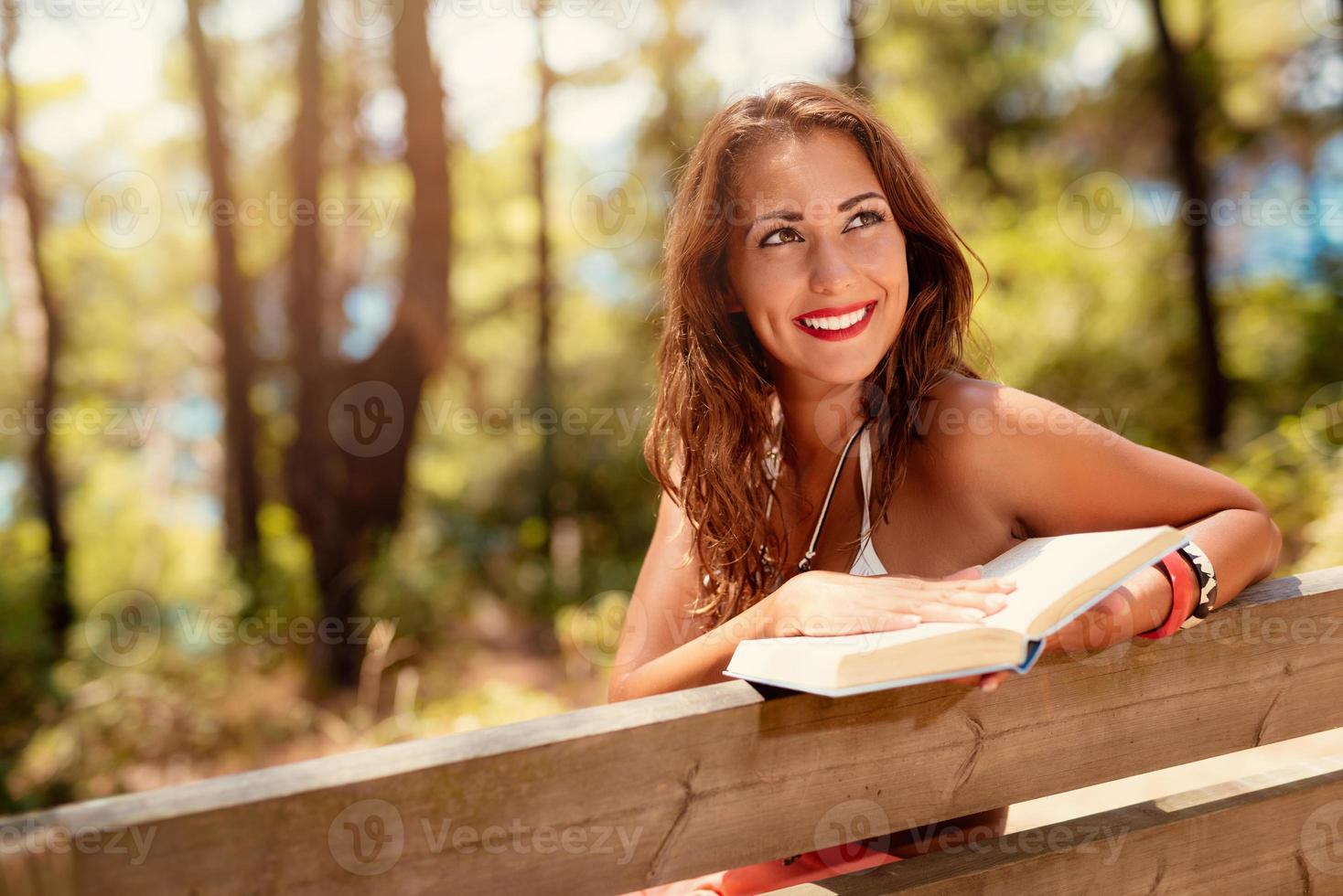 meisje lezing boek in Woud foto