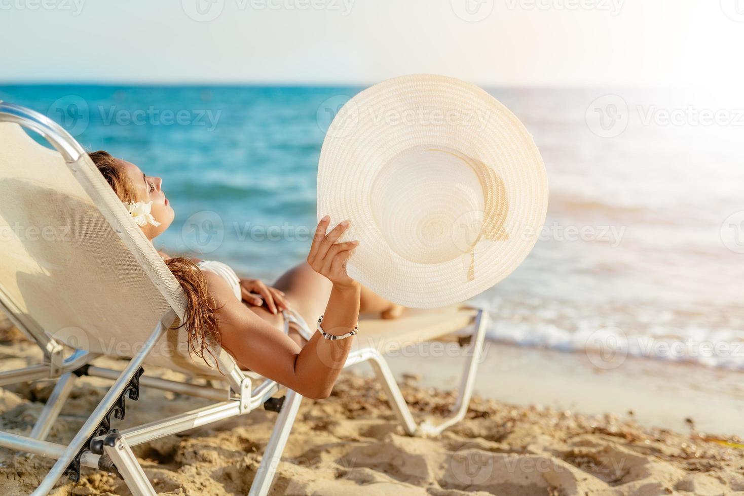 schattig meisje ontspannende Aan zomer vakantie foto