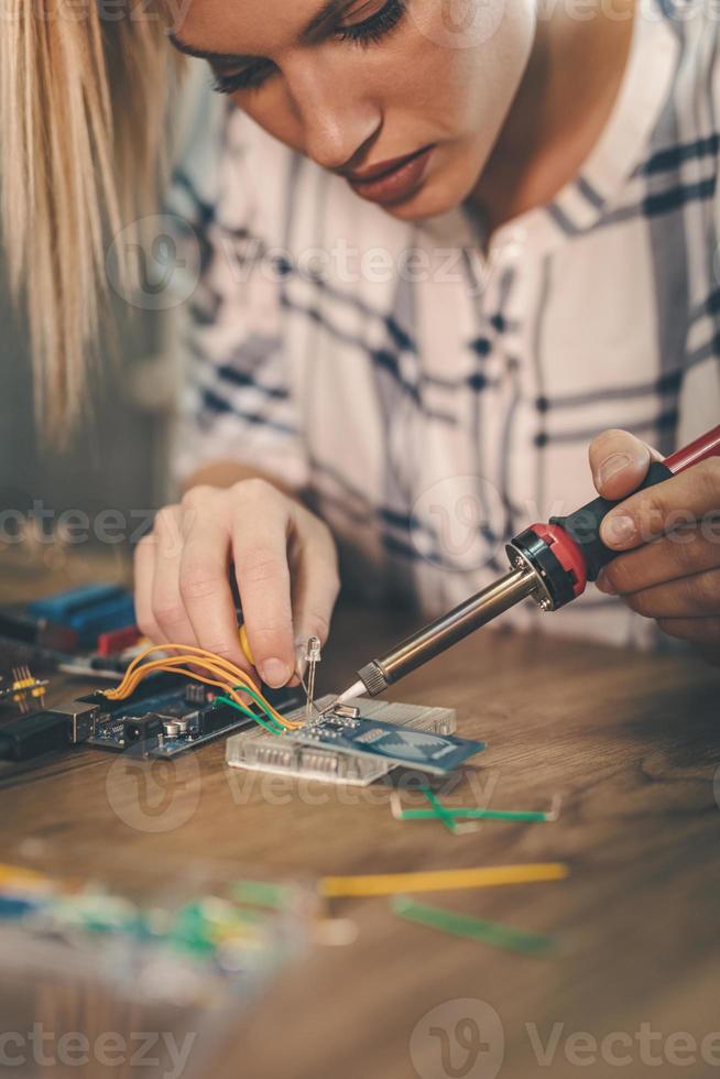 solderen elektronisch stroomkring bord foto