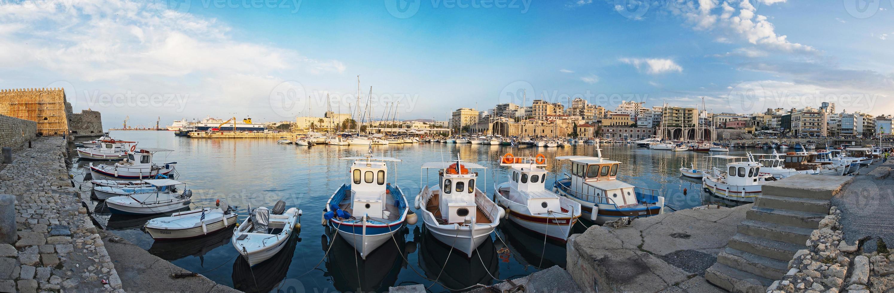 panorama van de haven in heraklion, kreta, griekenland foto