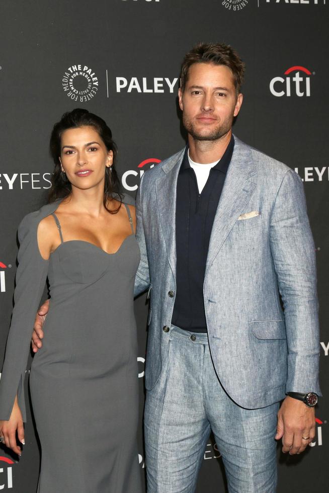 los angeles - apr 2 - Sofia pernas, justin hartley Bij de paleyfest - deze is ons Bij dolby theater Aan april 2, 2022 in los engelen, ca foto