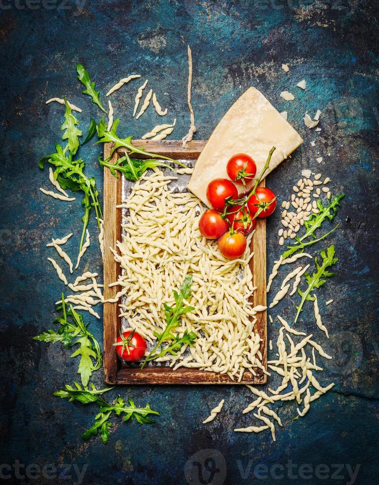 pasta met ingrediënten voor het koken op rustieke achtergrond, bovenaanzicht foto