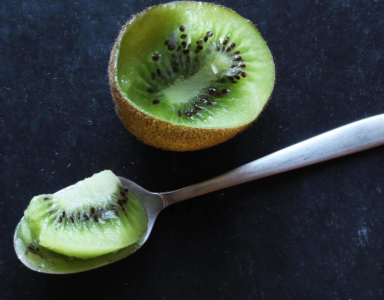 gegeten kiwi en lepel foto