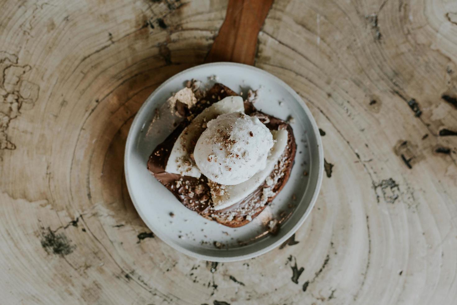 plat lag chocolade cupcake op een bord foto