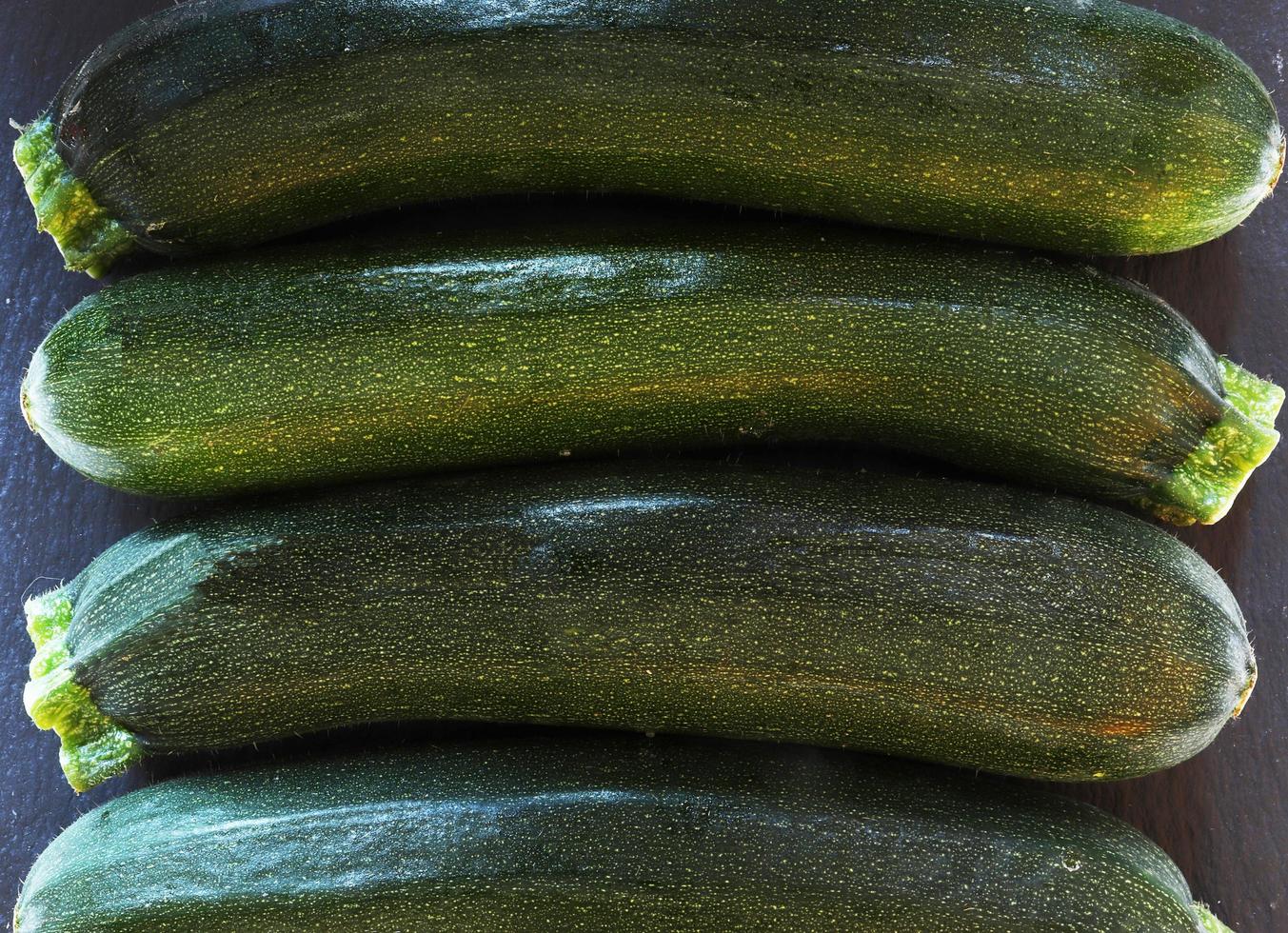 verse groene courgettes foto