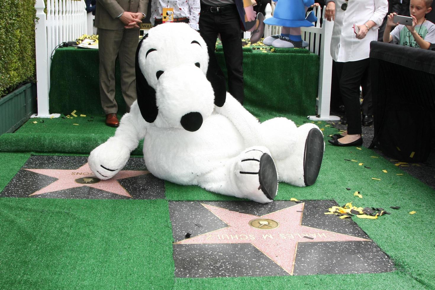 los engelen, nov 2 - snoopy, met beide zijn wof ster, en de wof ster voor Charles Schultz Bij de snoopy Hollywood wandelen van roem ceremonie Bij de Hollywood wandelen van roem Aan november 2, 2015 in los engelen, ca foto