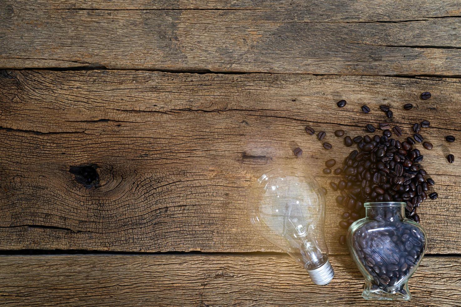 gloeilamp en koffiebonen op het bureau foto