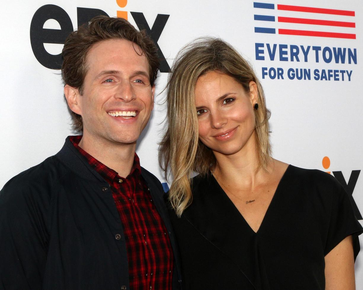 los engelen, mei 3 - glenn howerton, Jill latino Bij de onder de geweer première Bij de Samuel goldwyn theater Aan mei 3, 2016 in Beverly heuvels, ca foto