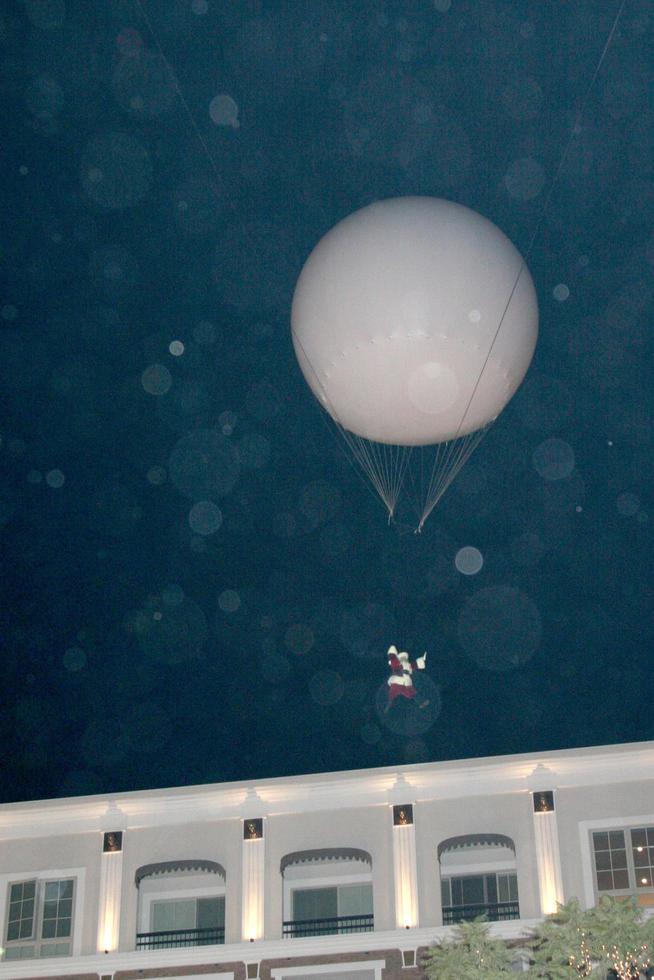 de kerstman claus aankomen via een ballon van de dak van aangrenzend gebouw door de as van naburig branden Bij de americana boodschappen doen centrum boomverlichting ceremonie in Glendale, ca Aan november 15, 2008 2008 kathy hutjes hutjes foto