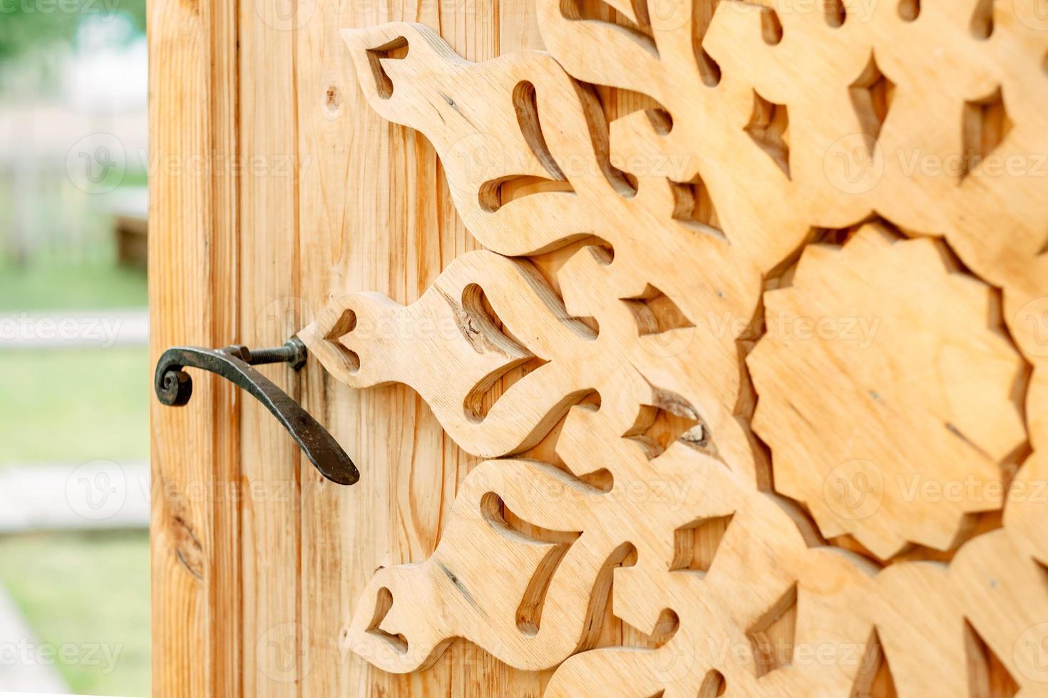 houten teken Aan een houten achtergrond. houten poort. hout poort met patronen. hout decor. ijzer omgaan met Aan de deur. rustiek stijl in de interieur foto