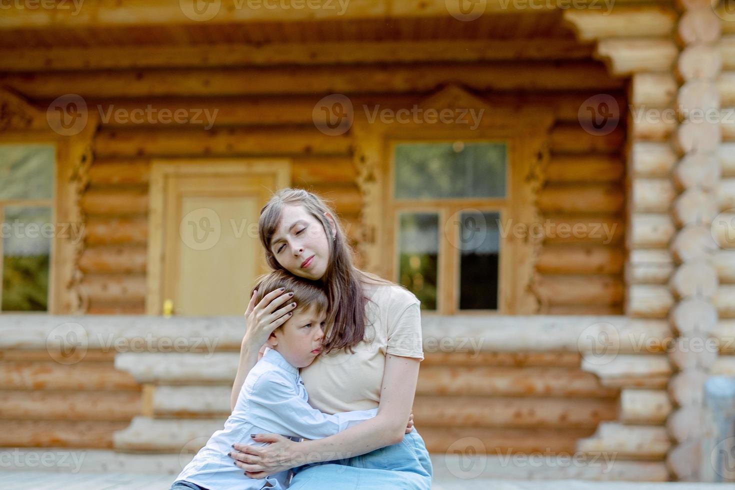 moeder en zoon. mam knuffels de kind. een teder knuffel. beledigd kind. ouderschap foto