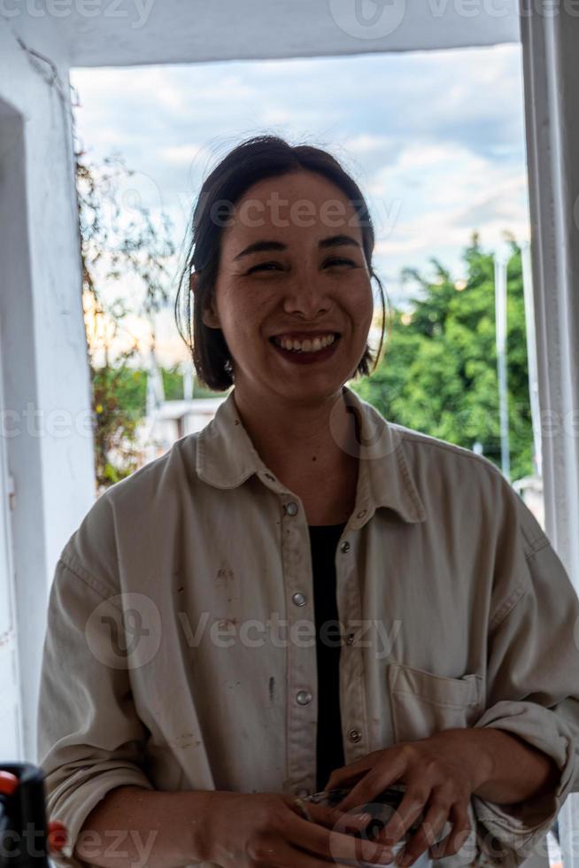 schilderij Aan blanco canvas, spaans vrouw met borstels en olie schilderij foto