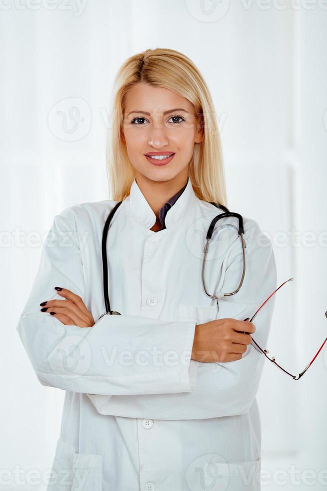 jonge vrouwelijke arts foto