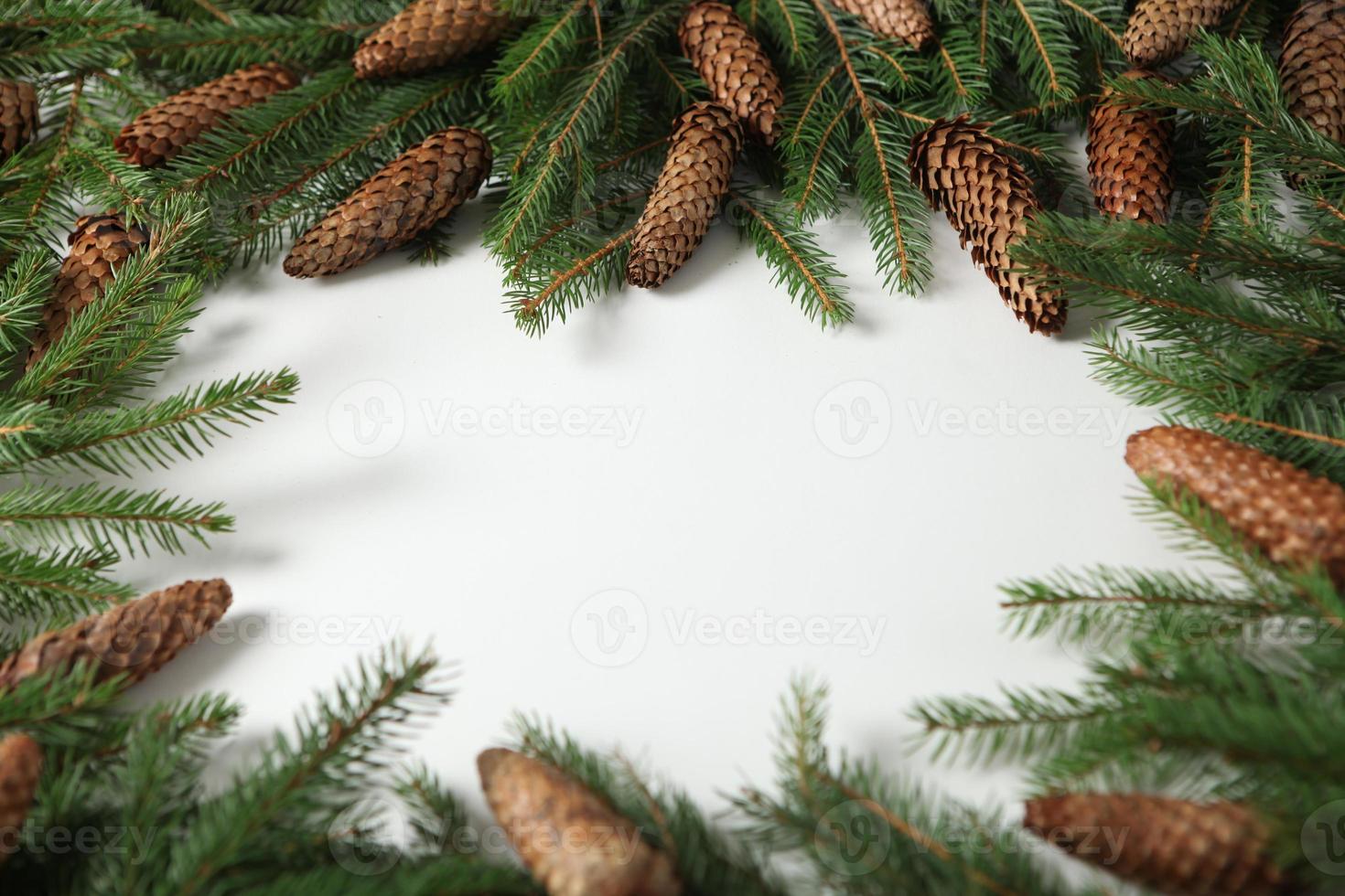 vakantie groet kaart of banier samenstelling met pijnboom boom takken. vrolijk Kerstmis achtergrond en gelukkig nieuw jaar 2023. foto