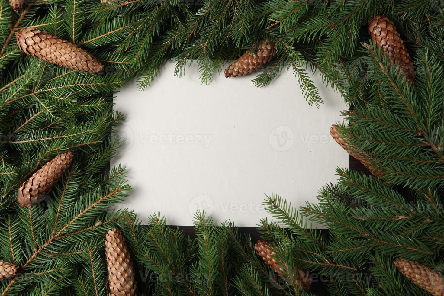 vakantie groet kaart of banier samenstelling met pijnboom boom takken. vrolijk Kerstmis achtergrond en gelukkig nieuw jaar 2023. foto