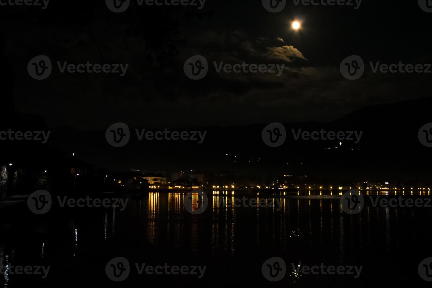 de maan bovenstaand de meer foto