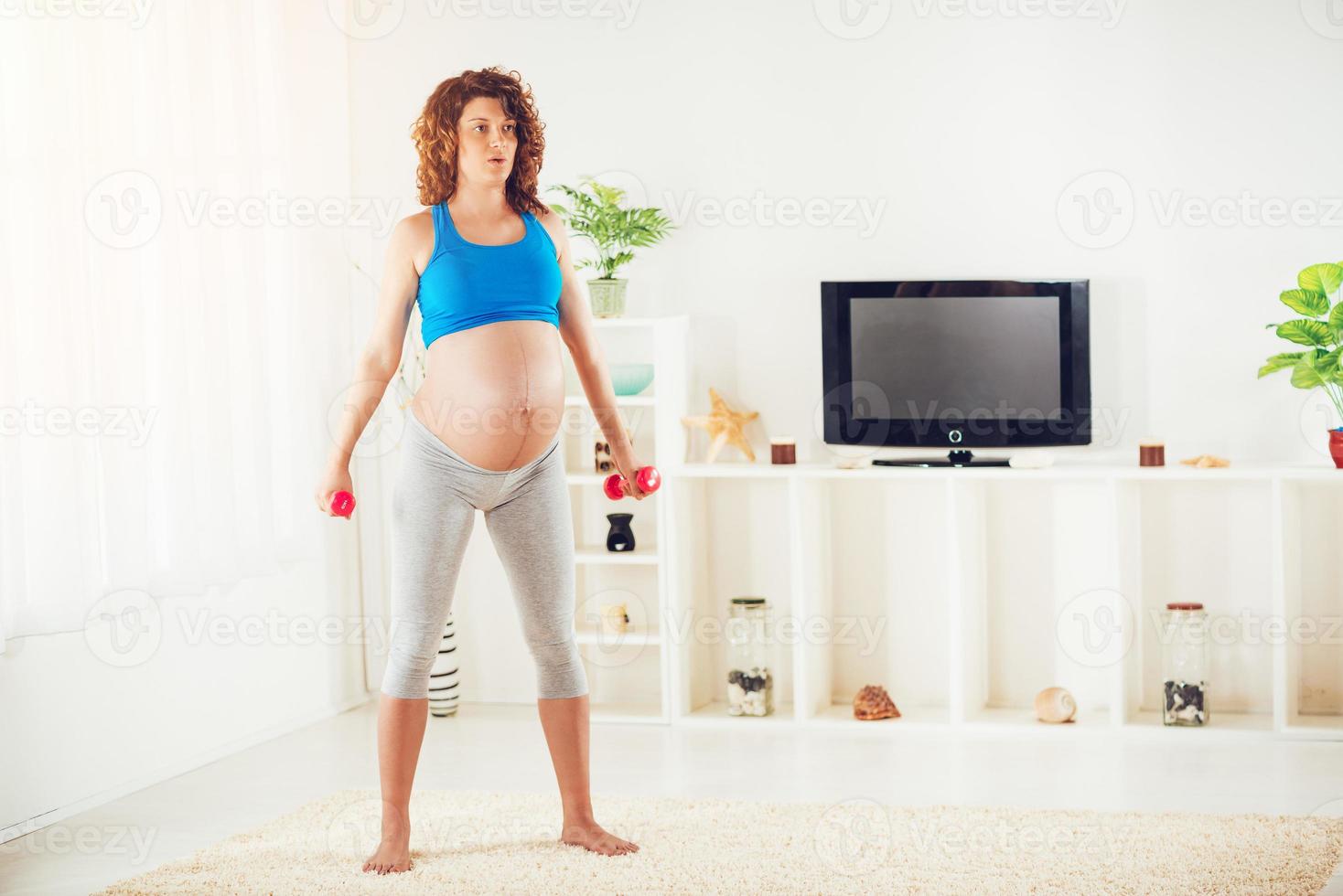 zwanger vrouw oefenen foto