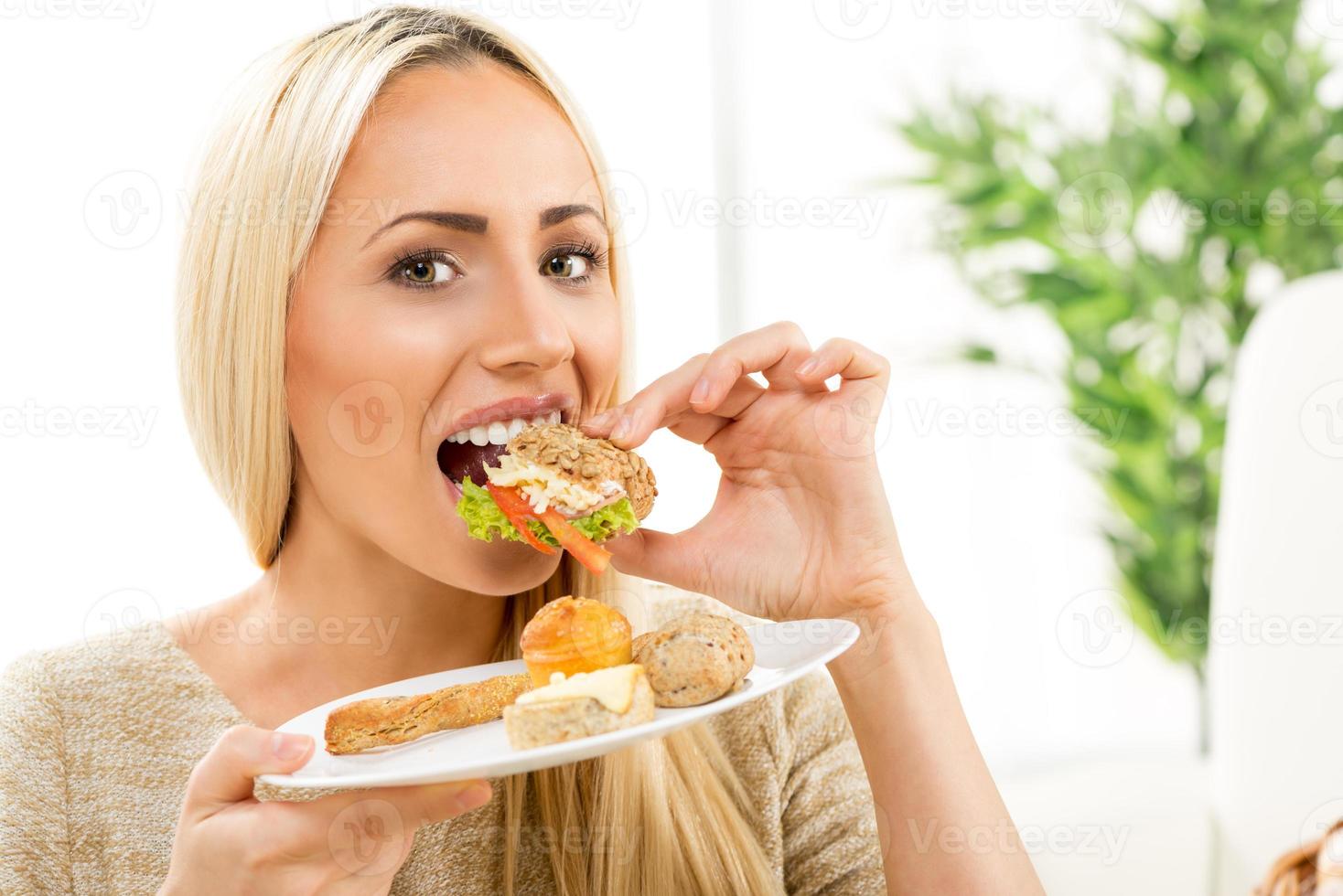 een jong meisje aan het eten gebakjes foto