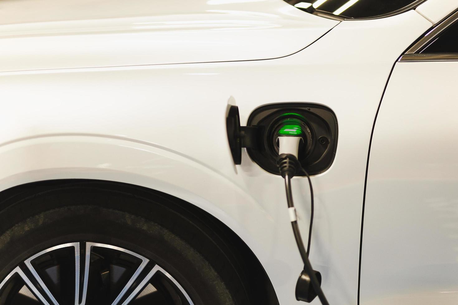 elektrisch auto opladen station met voertuig charing batterijen. toekomst van vervoer. foto