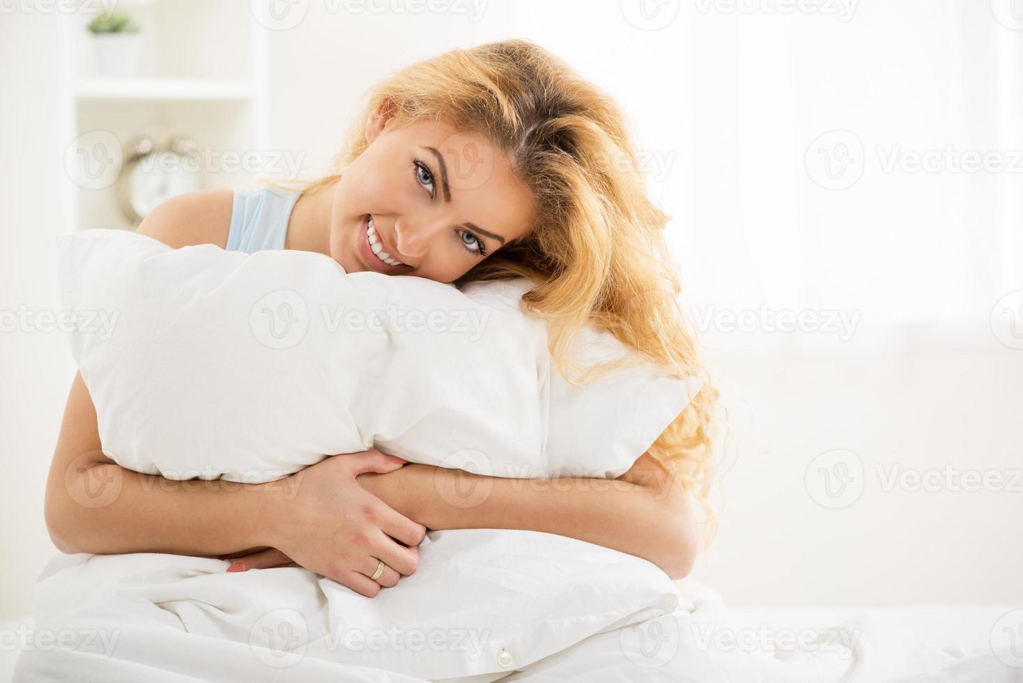vrouw resting in de bed foto