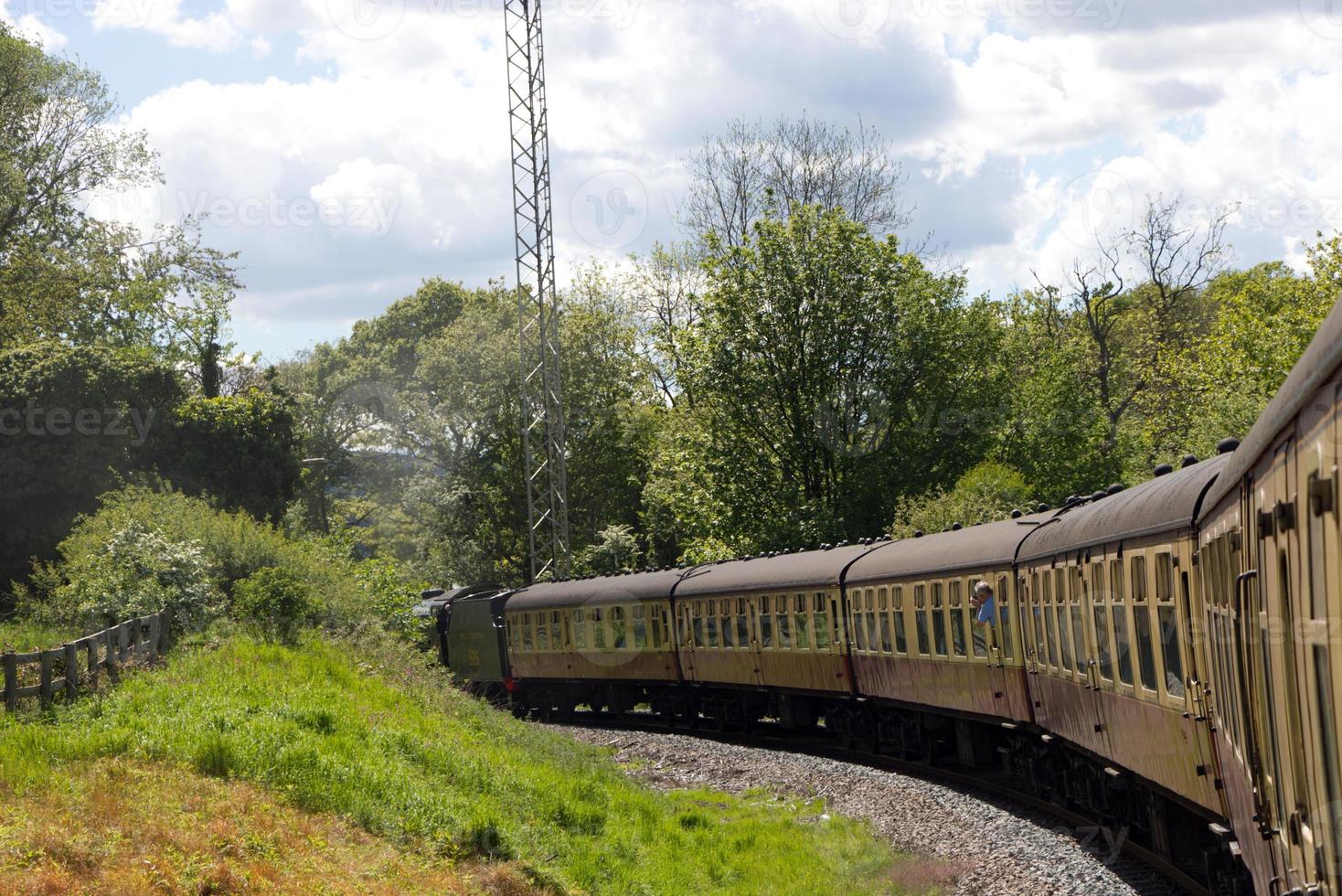 zwart en groen Brits stoom- trein locomotief 926 in beweging langs bijhouden in de noorden york aanmeert foto